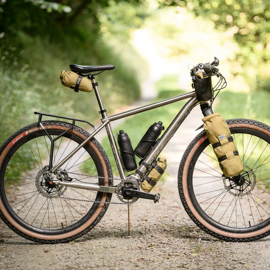Seitenansicht am Fahrrad montierter Speck Gear Bikepacking Taschen mit 14 Liter Gesamtvolumen