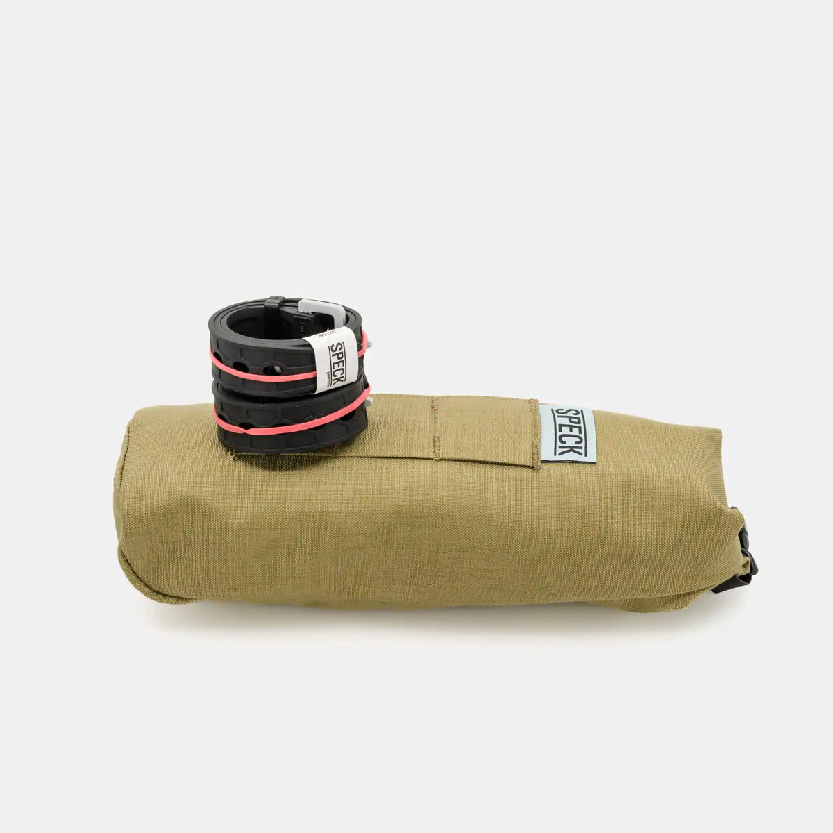 Speck Gear Unterrohr Rolle in Ingwer – Bikepacking Downtube Pack von der Seite mit zwei Strap für die Befestigung an einem Cargo Cage
