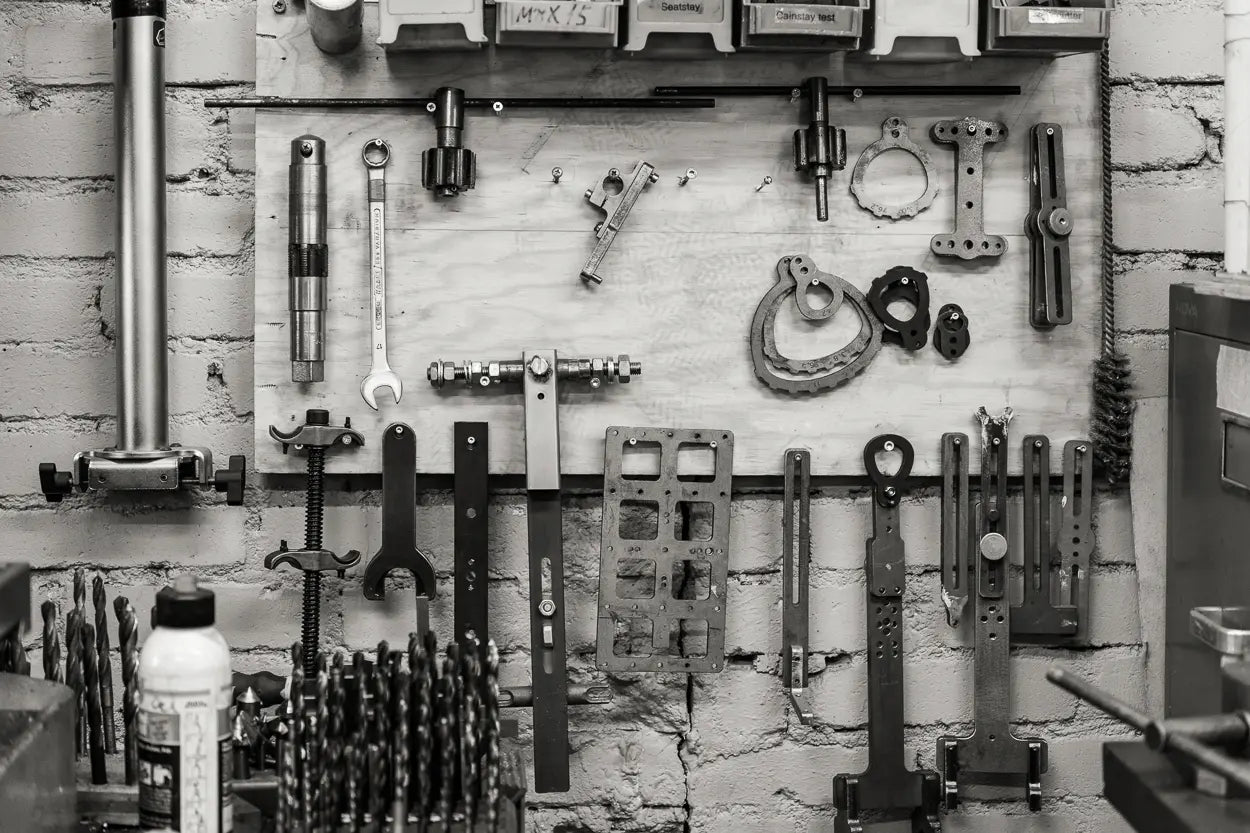 Fahrradwerkzeuge aufgehängt an der Wand Produktion Speck Gear Rack