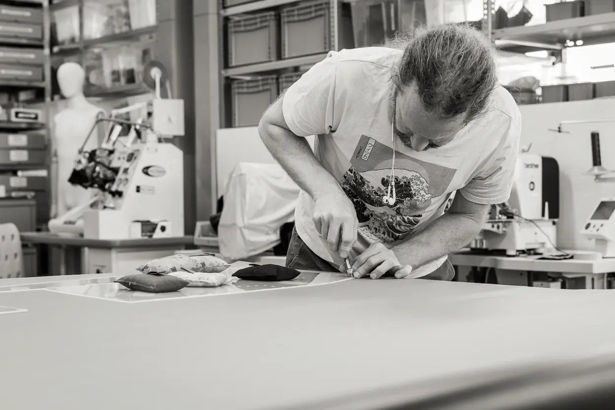 Stanzen der Passmarken im Textil Speck Gear Pannier