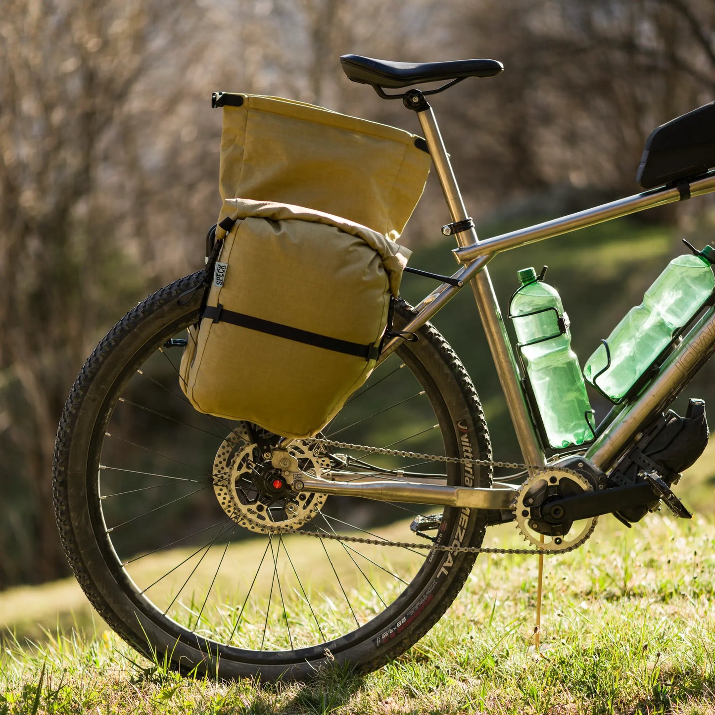 Mini Pannier 11 mit offenem Rollverschluss am Gepäckträger montiert