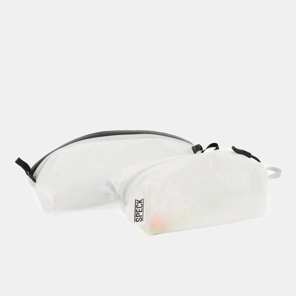 Speck Gear Kulturbeutel in Weiss – 2 Bikepacking Pack Cases seitlich leicht gefüllt