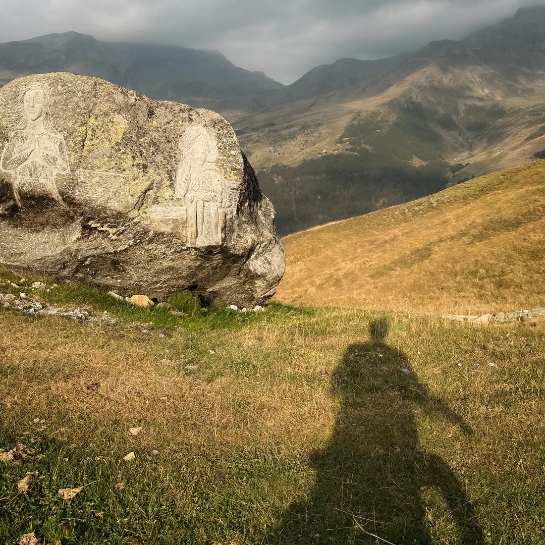 Sicht in die Berge mit Schatten von einem Bikepacker | Speck Gear