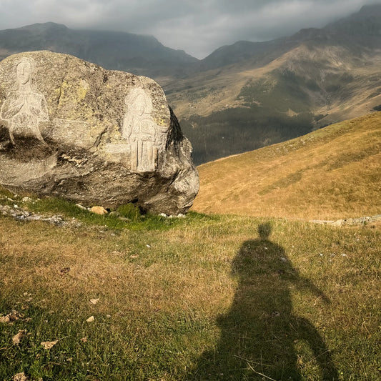 Sicht in die Berge mit Schatten von einem Bikepacker | Speck Gear