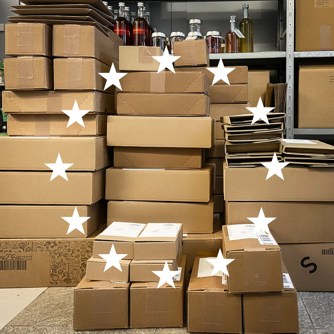 Speck Gear Karton Pakete gestapelt für den Versand in die EU