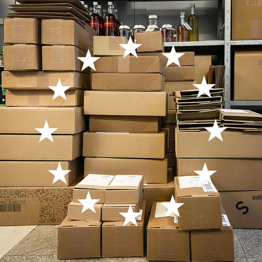 Speck Gear Karton Pakete gestapelt für den Versand in die EU
