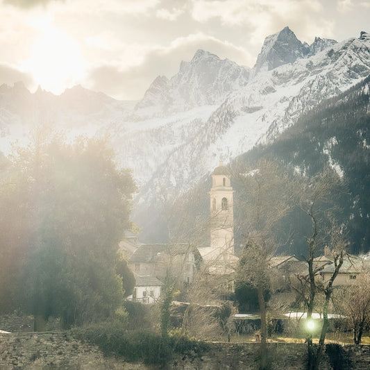 Soglio im Bergell mit Morgensonne und dem mächtigen Badile im Hintergrund