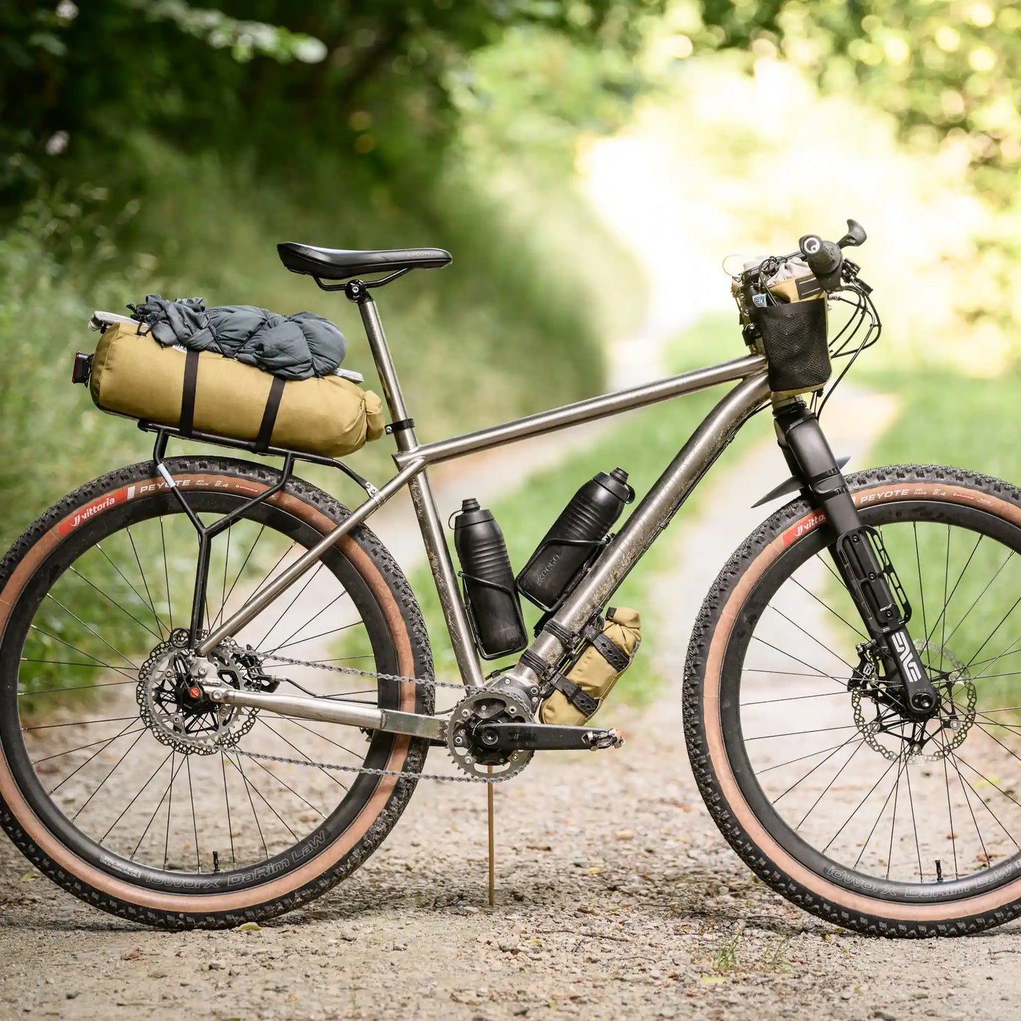 Seitenansicht am Fahrrad montierter Speck Gear Bikepacking Taschen mit 13 Liter Gesamtvolumen