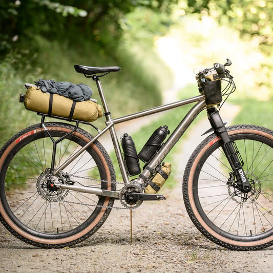 Seitenansicht am Fahrrad montierter Speck Gear Bikepacking Taschen mit 13 Liter Gesamtvolumen