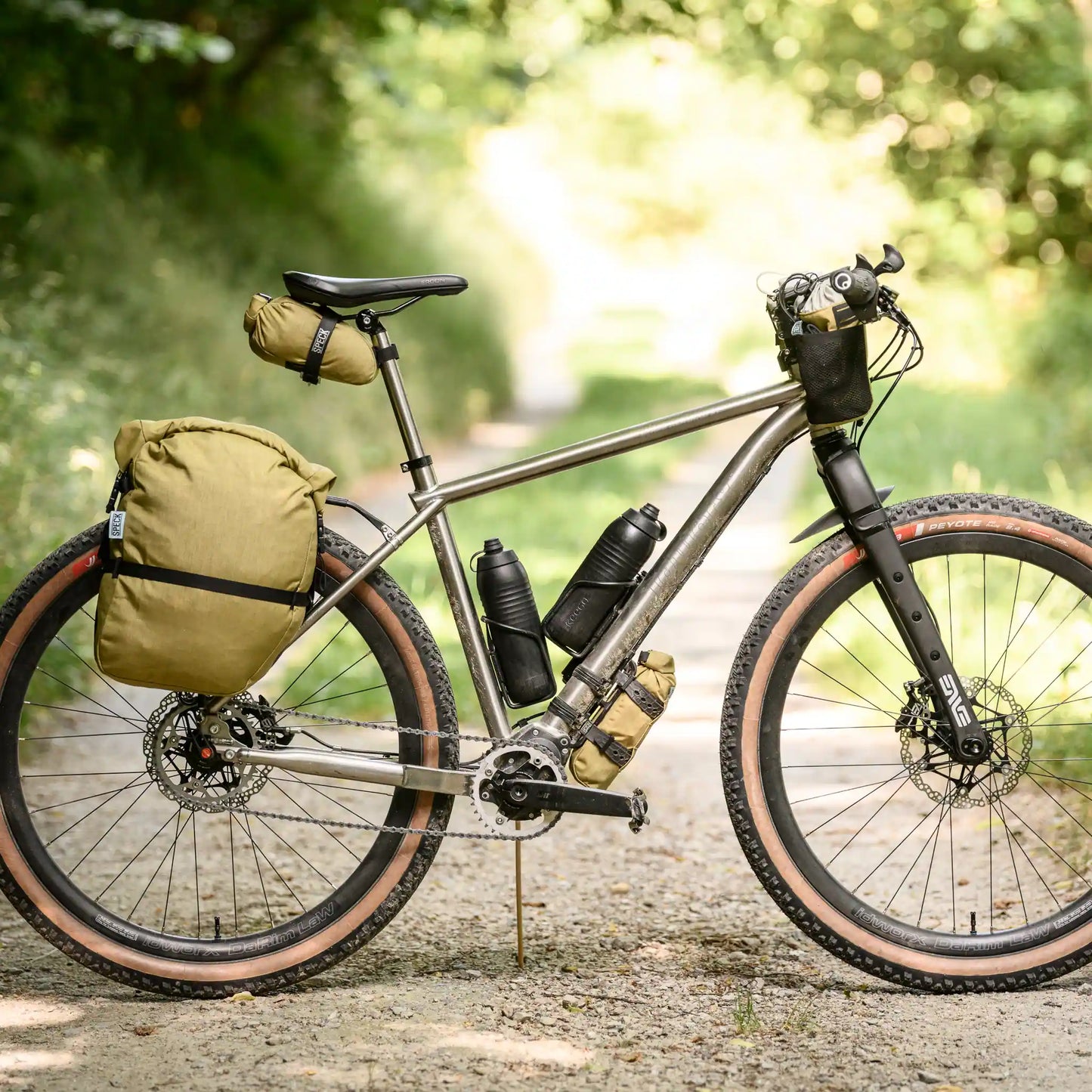 Seitenansicht am Fahrrad montierter Speck Gear Bikepacking Taschen mit 29 Liter Gesamtvolumen