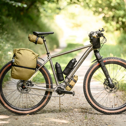 Seitenansicht am Fahrrad montierter Speck Gear Bikepacking Taschen mit 29 Liter Gesamtvolumen
