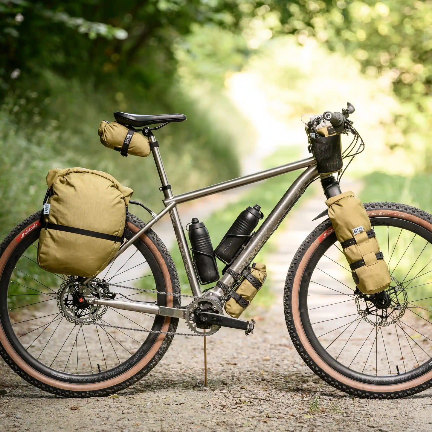 Seitenansicht am Fahrrad montierter Speck Gear Bikepacking Taschen mit 37 Liter Gesamtvolumen