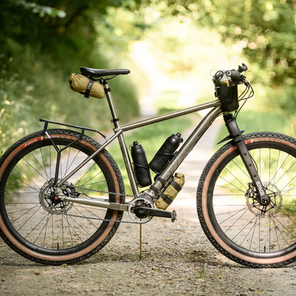 Seitenansicht am Fahrrad montierter Speck Gear Bikepacking Taschen mit 6 Liter Gesamtvolumen