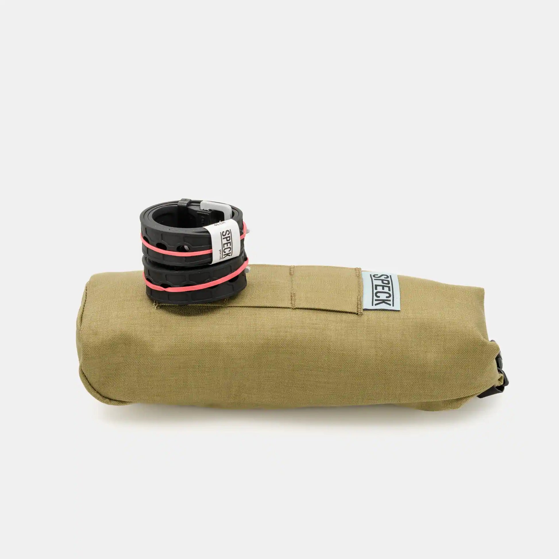 Speck Gear Unterrohr Rolle in Ingwer – Bikepacking Downtube Pack von der Seite mit zwei Strap für die Befestigung an einem Cargo Cage