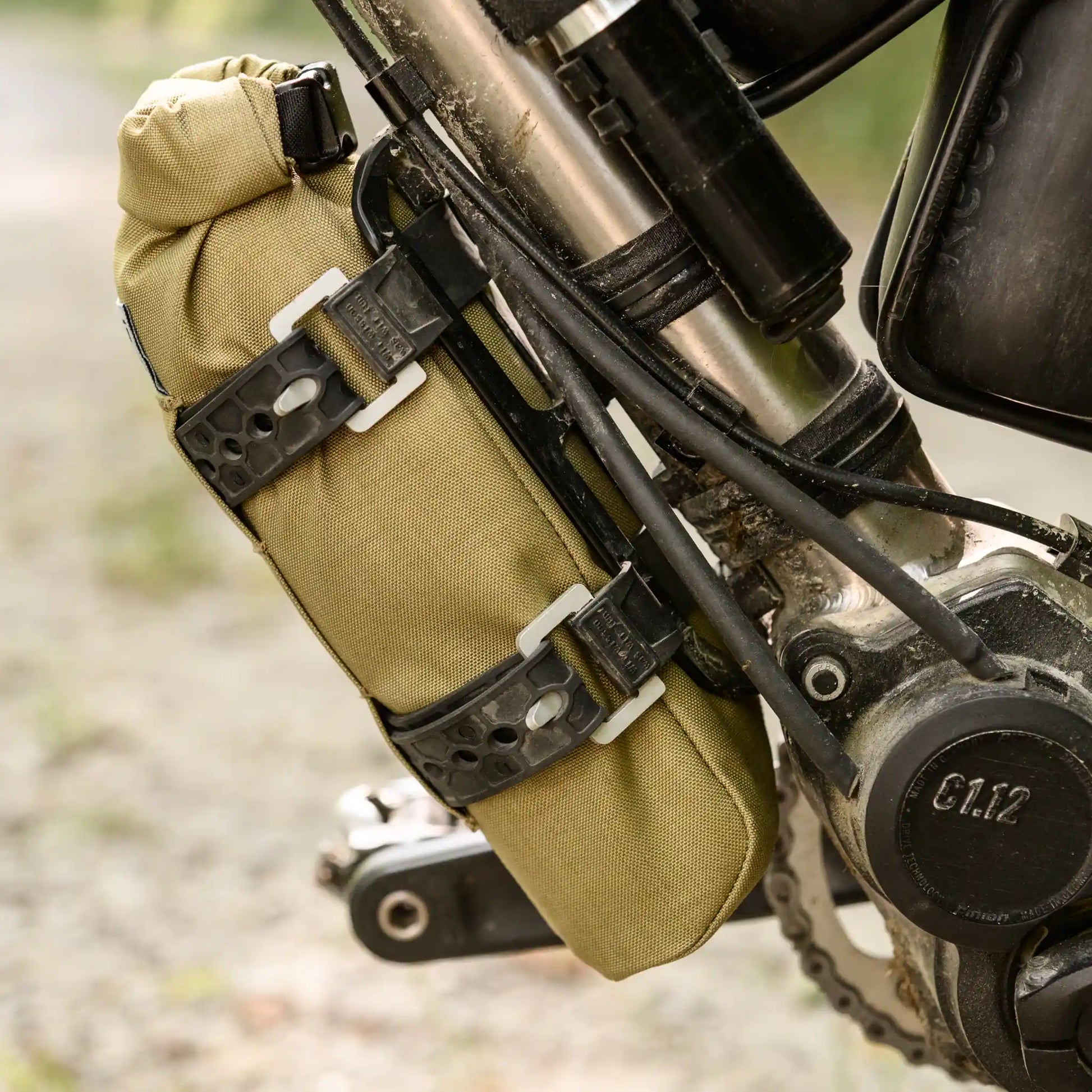 Seitenansicht des mit zwei TPU-Straps montierten Speck Gear Downtube-Packs 01
