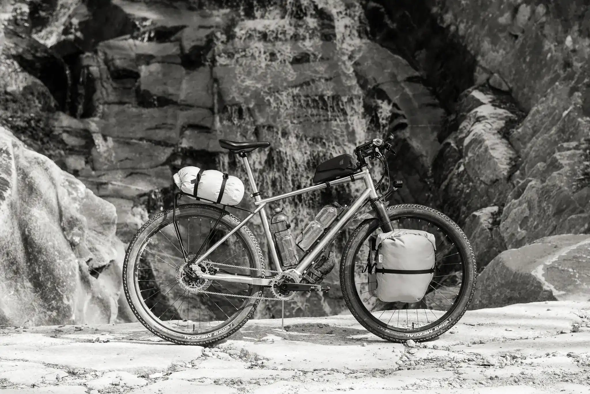 Fahrrad vor Wasserfall mit Speck Gear Mini-Pannier und V-Rack