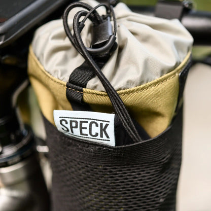 Einhändiges Verschlusssystem der Speck Gear Food-Bag mit Gummikordel