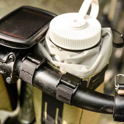 Halterung der Speck Gear Food-Bag 01 am Lenker mit Befestigungsstrap mit Klappschnalle