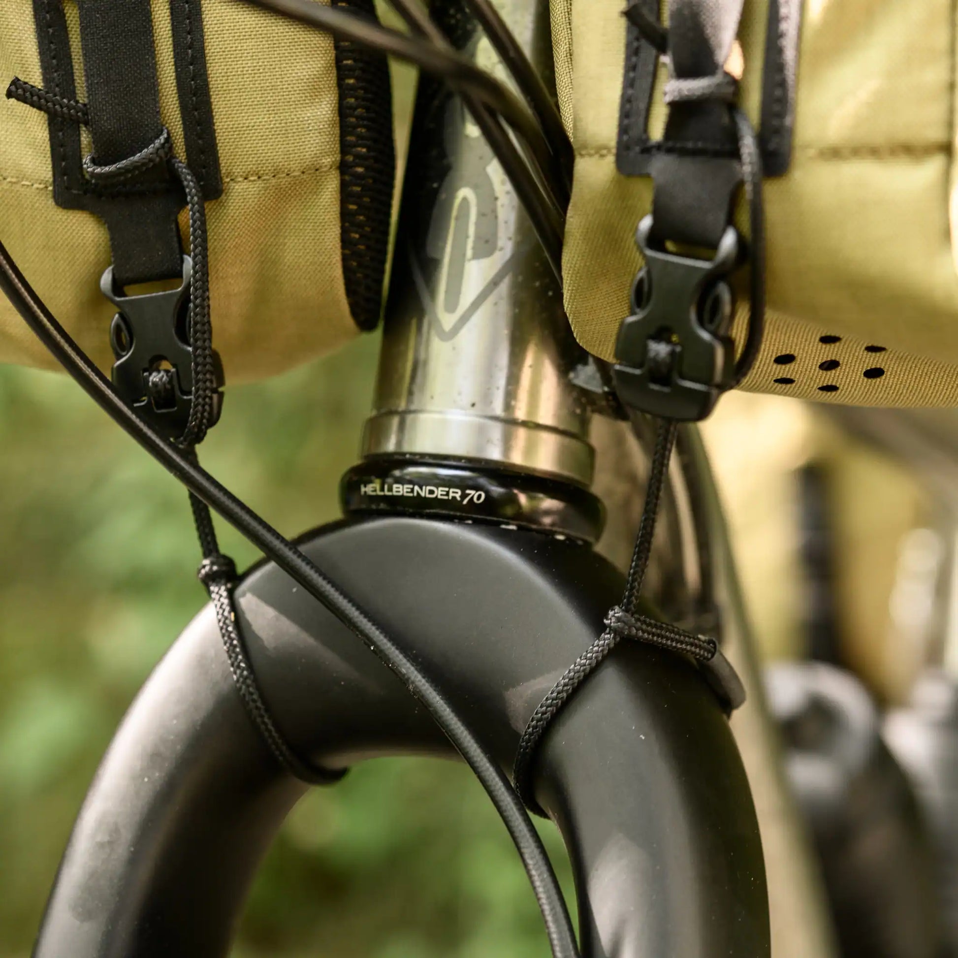 Fixierung der Speck Gear Food-Bags an der Gabelkrone, Nahaufnahme frontal