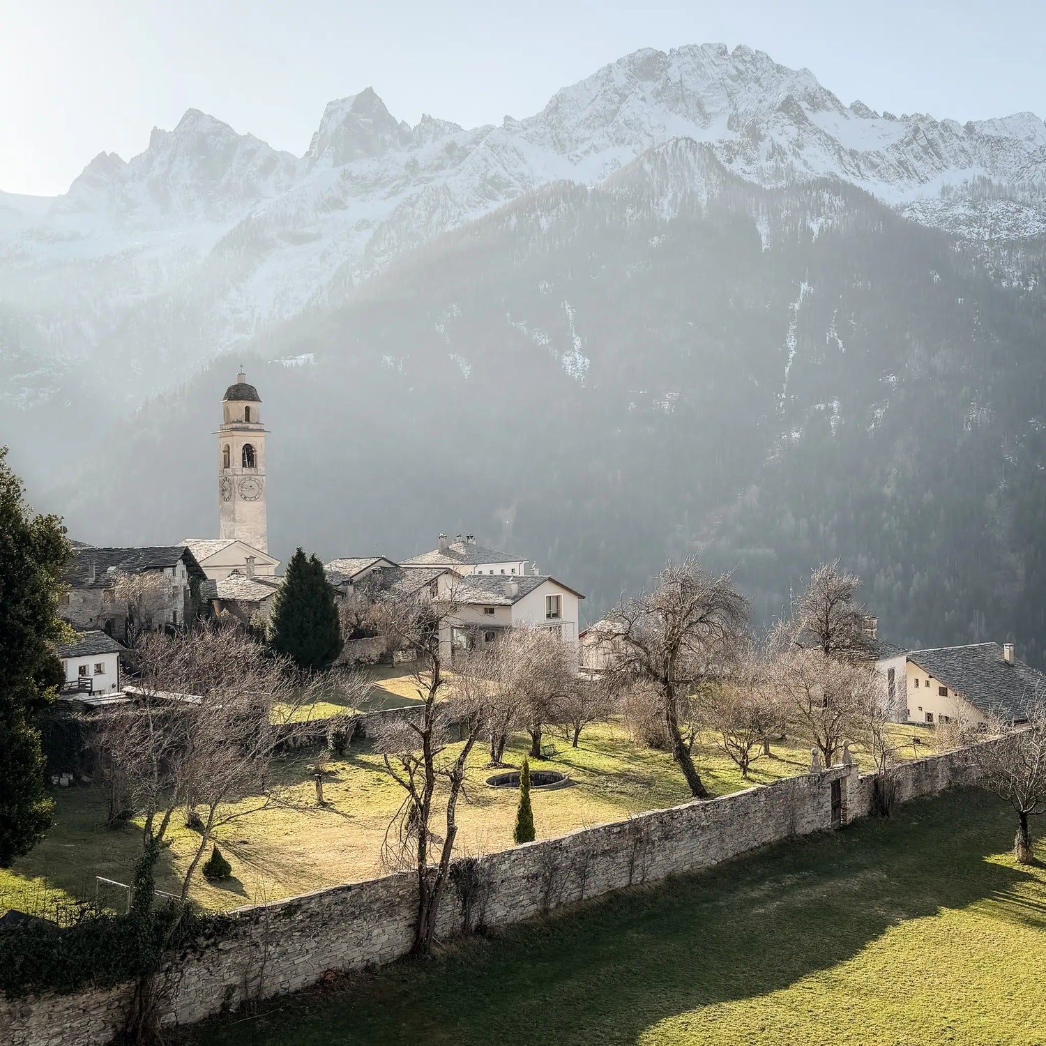 Sicht auf Soglio im Bergell mit dem Sciora Massiv, Firmensitz von Speck Gear