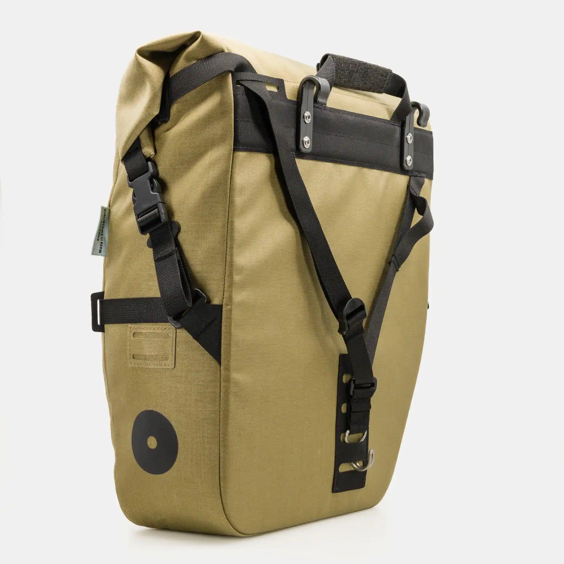 Speck Gear Packtasche in Ingwer – Bikepacking Mini Pannier seitlich von hinten mit Befestigungssystem