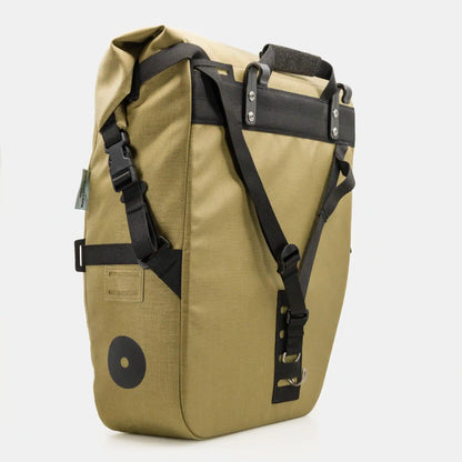 Speck Gear Packtasche in Ingwer – Bikepacking Mini Pannier seitlich von hinten mit Befestigungssystem