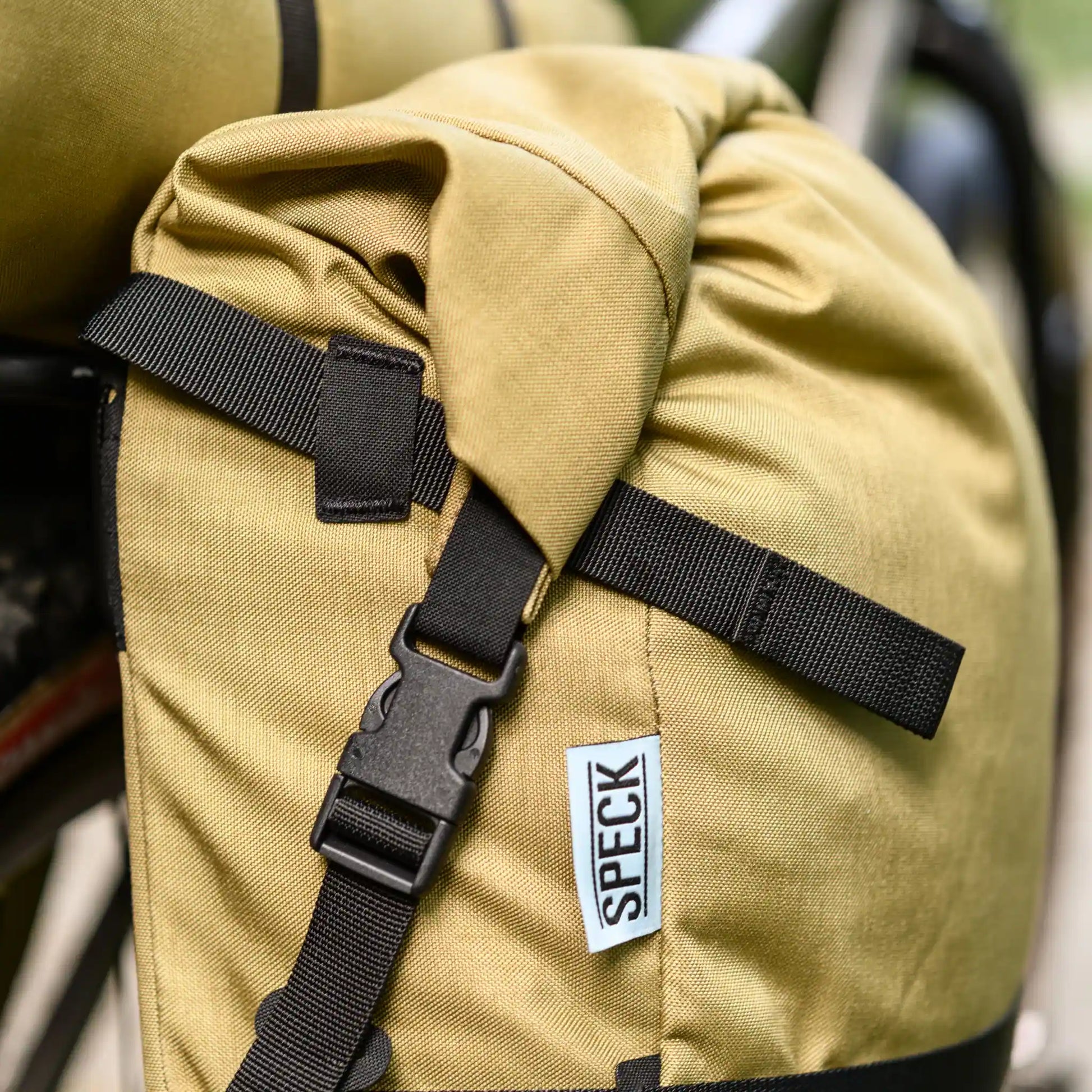Speck Gear Mini-Pannier 11 mit Zuggurt-Halterung Nahaufnahme