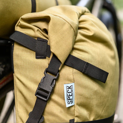 Speck Gear Mini-Pannier 11 mit Zuggurt-Halterung Nahaufnahme