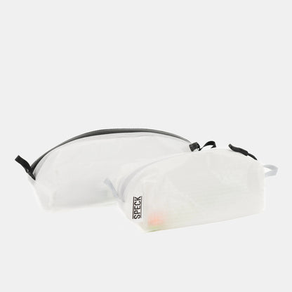 Speck Gear Kulturbeutel in Weiss – 2 Bikepacking Pack Cases seitlich leicht gefüllt