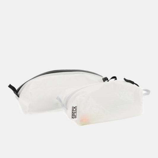 Speck Gear Kulturbeutel in Weiss – 2 Bikepacking Pack Cases seitlich leicht gefüllt