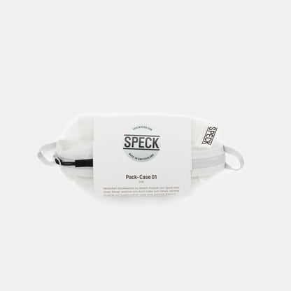 Speck Gear Kulturbeutel in Weiss – Bikepacking Pack Cases von oben mit Banderole verpackt