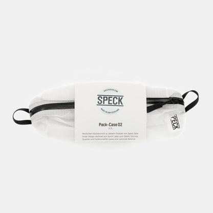 Speck Gear Kulturbeutel in Weiss – Bikepacking Pack Cases von oben mit Banderole verpackt