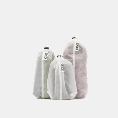 Speck Gear Pack Säcke in Weiss – 3 Bikepacking Pack Sacks seitlich leicht gefüllt