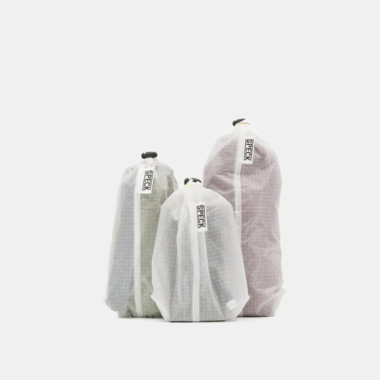 Speck Gear Pack Säcke in Weiss – 3 Bikepacking Pack Sacks seitlich leicht gefüllt