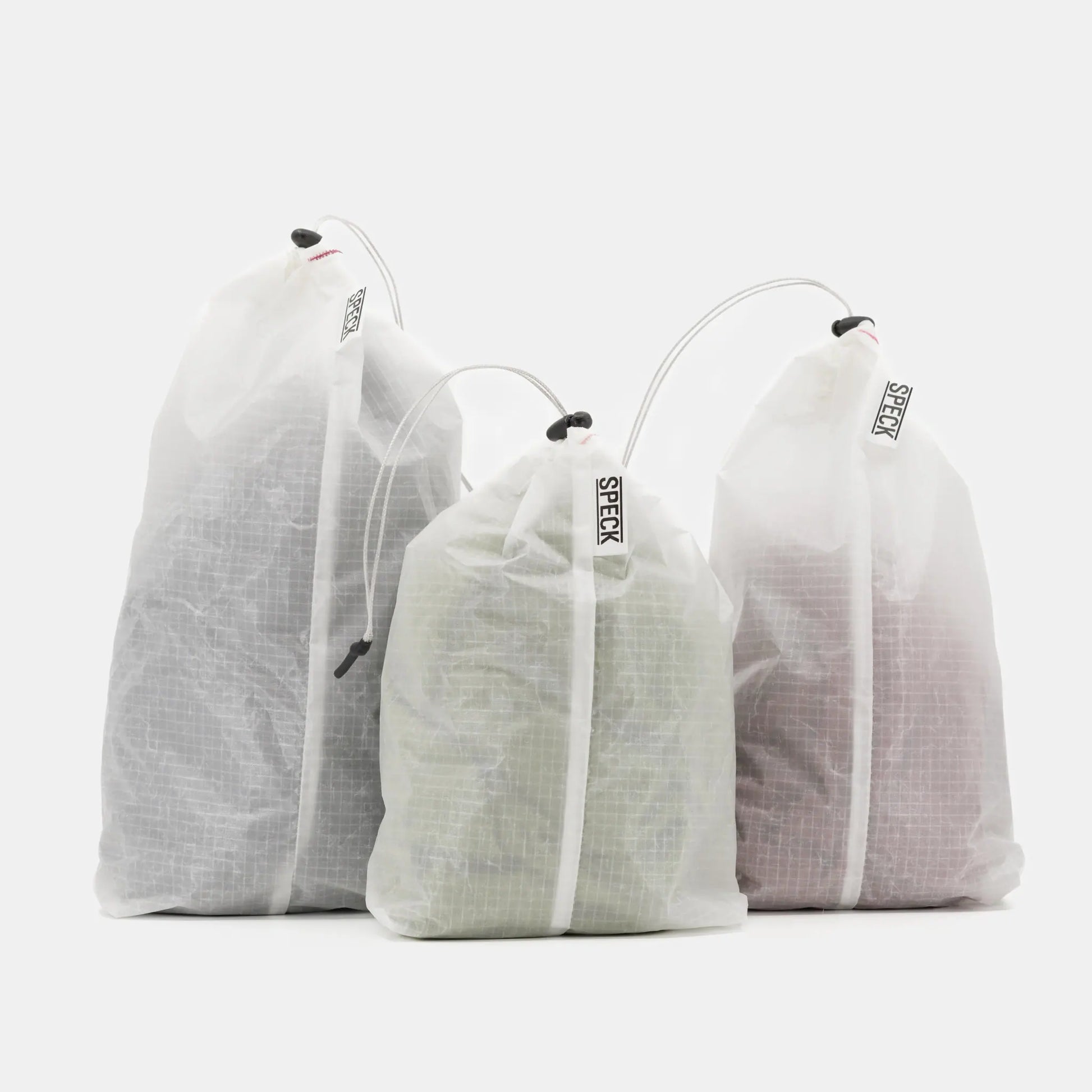 Speck Gear Pack Säcke in Weiss – 3 Bikepacking Pack Sacks seitlich leicht gefüllt