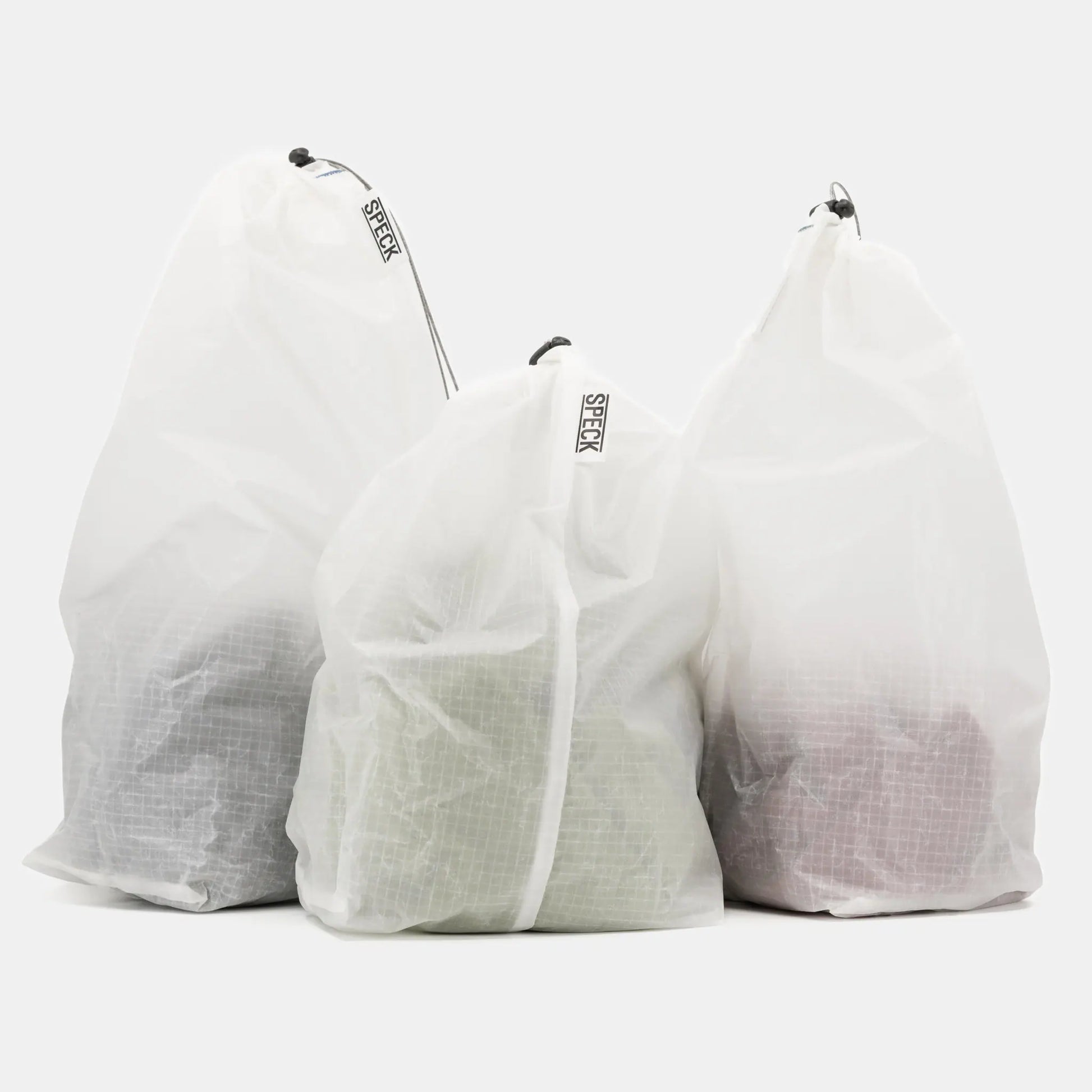 Speck Gear Pack Säcke in Weiss – 3 Bikepacking Pack Sacks seitlich leicht gefüllt