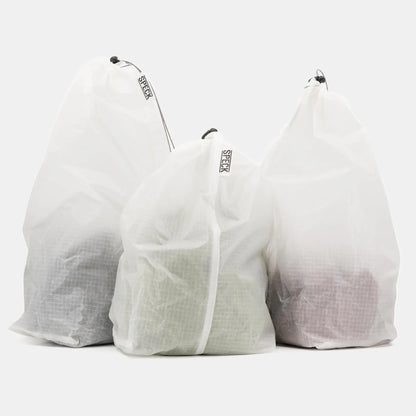 Speck Gear Pack Säcke in Weiss – 3 Bikepacking Pack Sacks seitlich leicht gefüllt