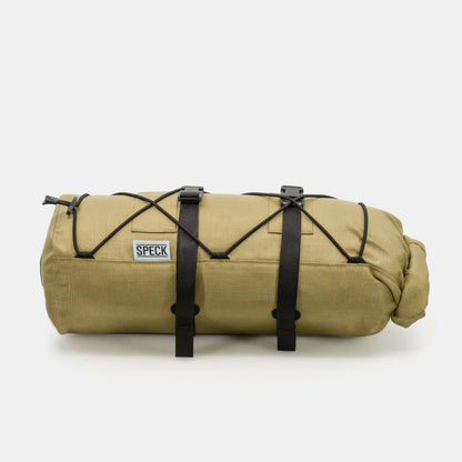 Speck Gear Gepäckträger Rolle in Ingwer – Bikepacking Rack Pack von der Seite mit zwei Gurten