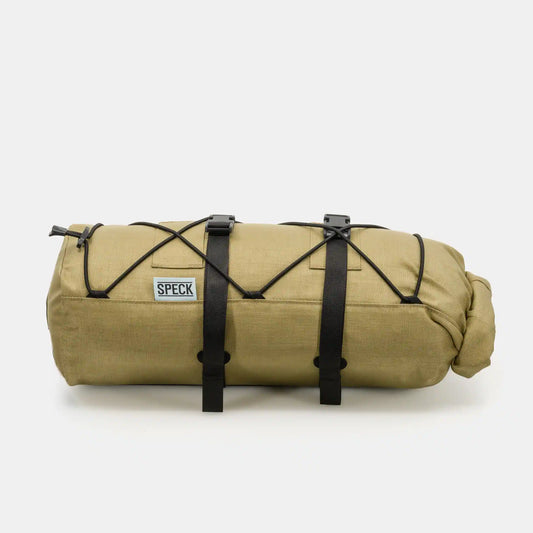 Speck Gear Gepäckträger Rolle in Ingwer – Bikepacking Rack Pack von der Seite mit zwei Gurten