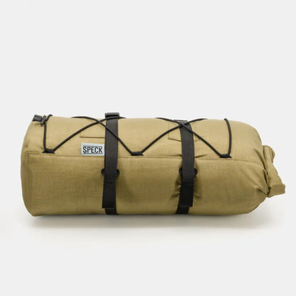 Speck Gear Gepäckträger Rolle in Ingwer – Bikepacking Rack Pack von der Seite mit zwei Gurten