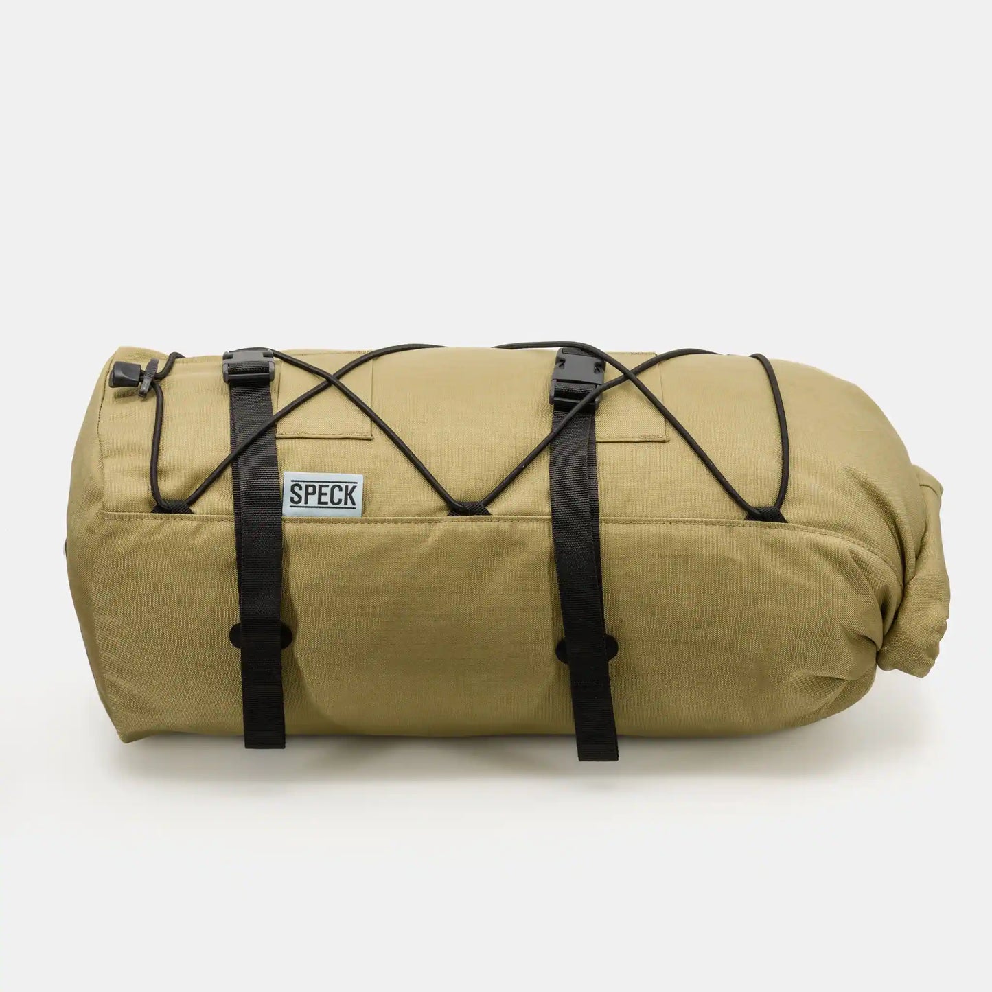 Speck Gear Gepäckträger Rolle in Ingwer – Bikepacking Rack Pack von der Seite mit zwei Gurten