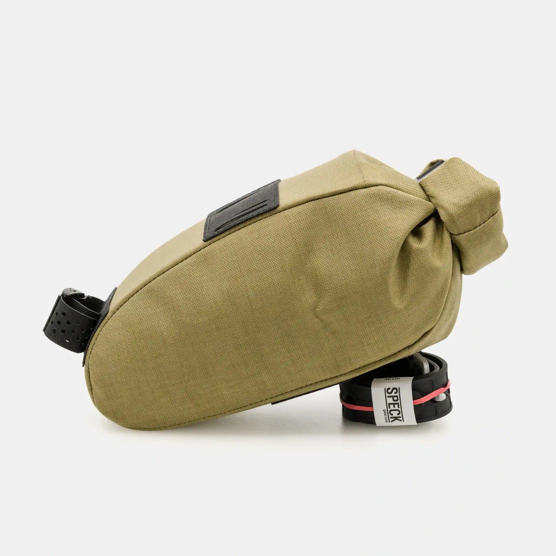 Speck Gear Sattel Tasche in Ingwer – Bikepacking Saddle Bag von der Seite mit einem Strap zu Montage